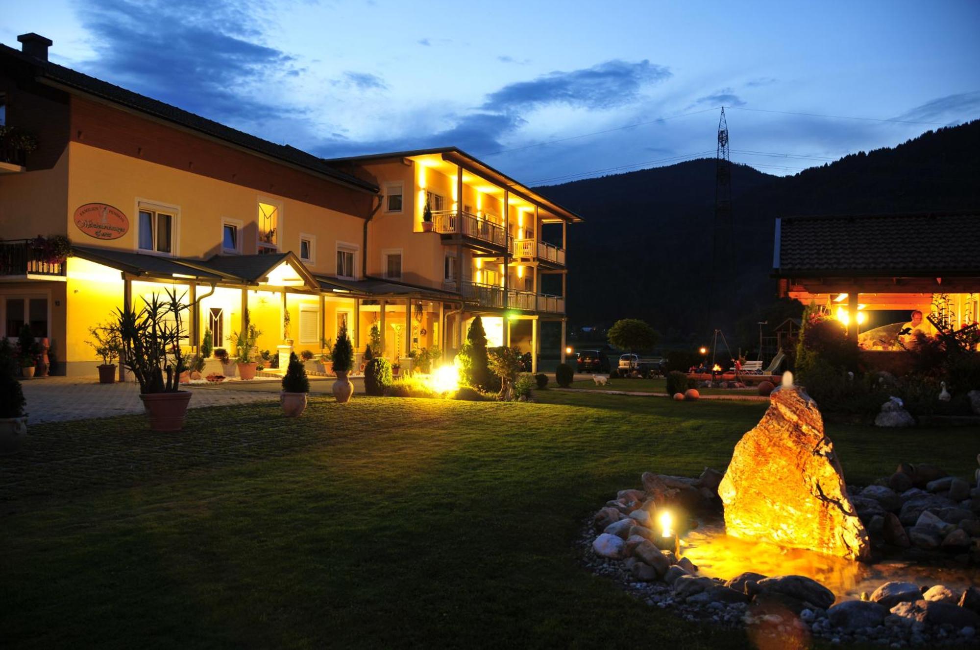 Hotel Garni Zerza Tröpolach エクステリア 写真