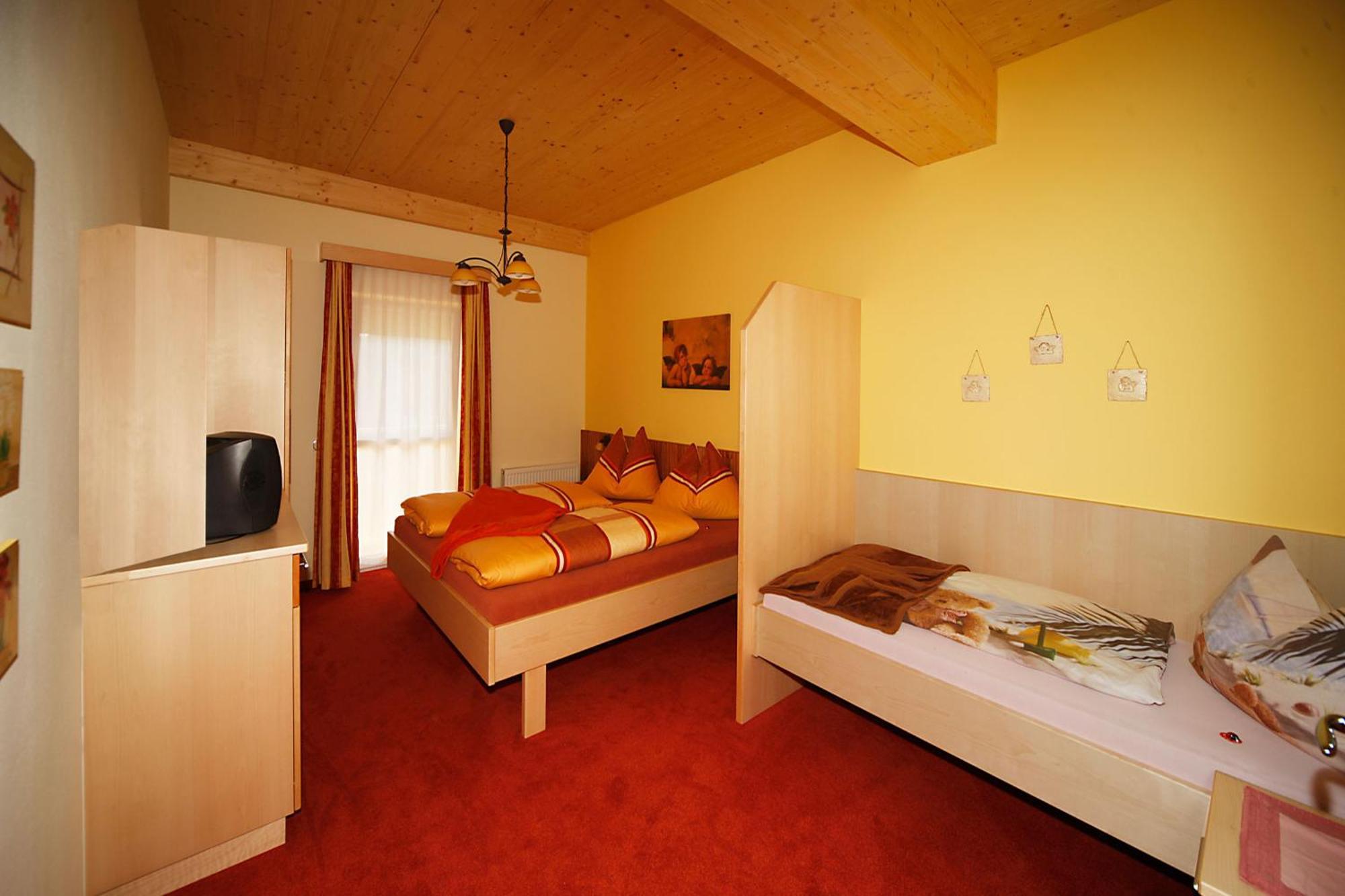 Hotel Garni Zerza Tröpolach 部屋 写真