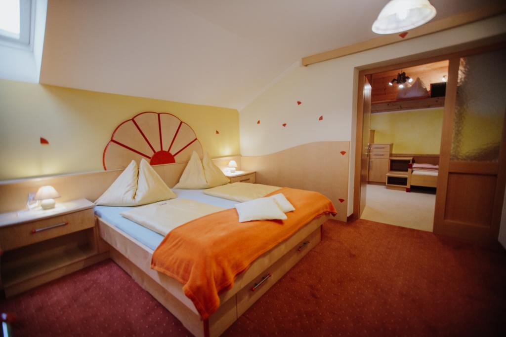 Hotel Garni Zerza Tröpolach エクステリア 写真