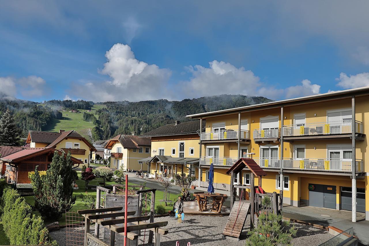 Hotel Garni Zerza Tröpolach エクステリア 写真