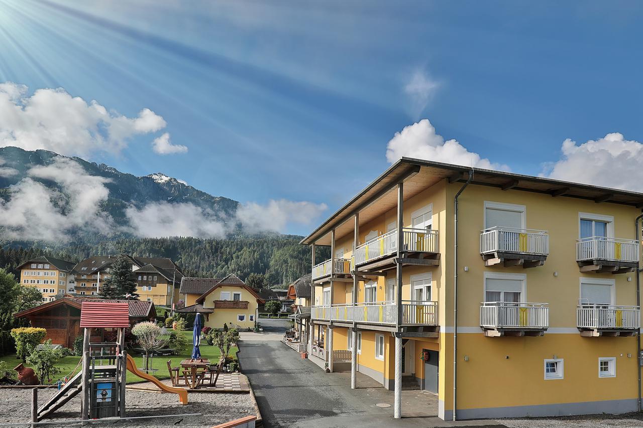 Hotel Garni Zerza Tröpolach エクステリア 写真