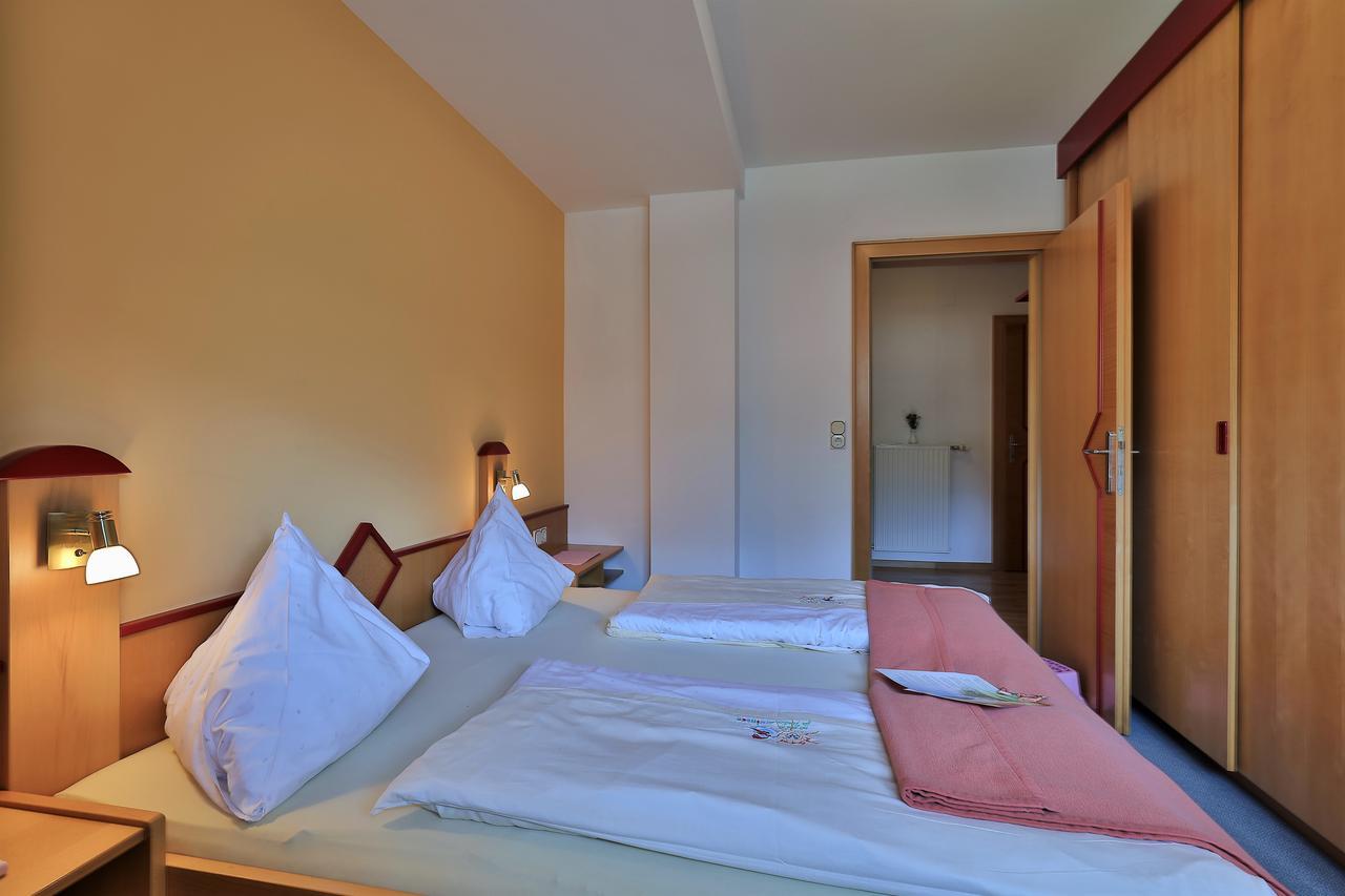 Hotel Garni Zerza Tröpolach エクステリア 写真