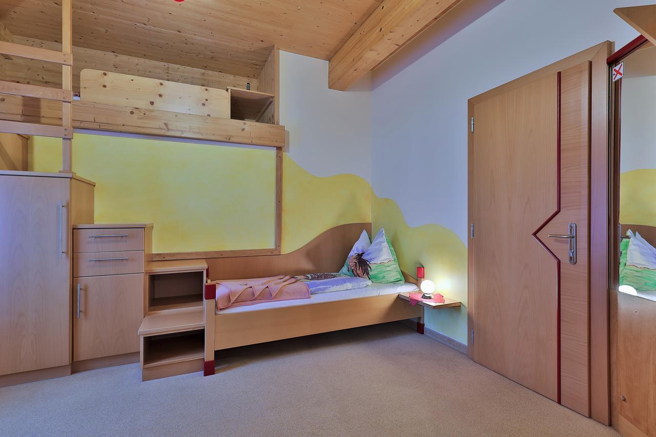 Hotel Garni Zerza Tröpolach エクステリア 写真
